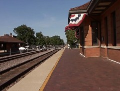 Alex sees Kate on the platform